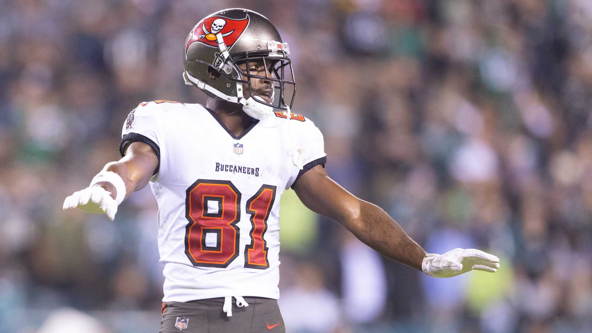 Antonio Brown accused of using fake COVID-19 vaccination card; Bucs WR's lawyer responds to claim