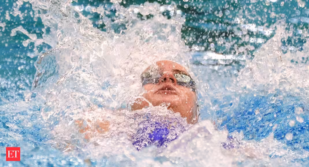 Australian swimmer breaks 100-meter backstroke world record