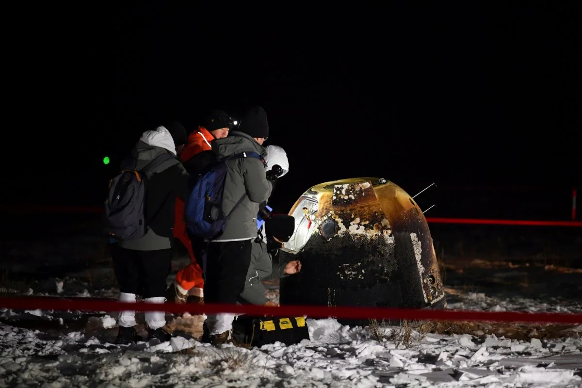 China’s Chang’e 5 Probe Carrying Lunar Samples Returns Safely to Earth
