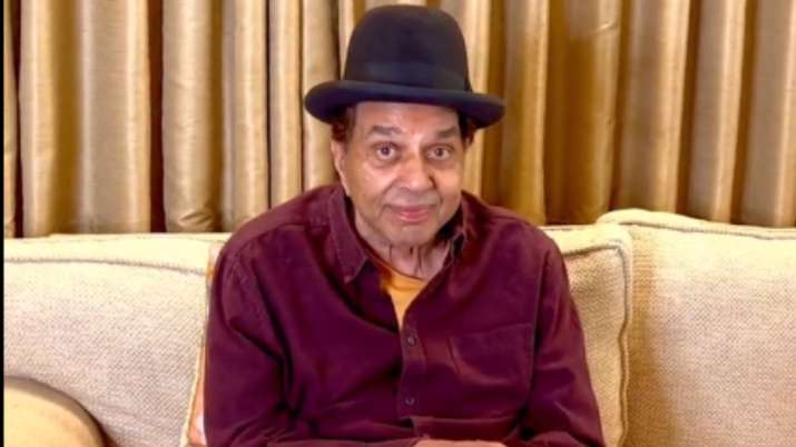 Dharmendra refutes rumours of his hospitalisation, says 'Main chup hun, bimaar nahi'| VIDEO