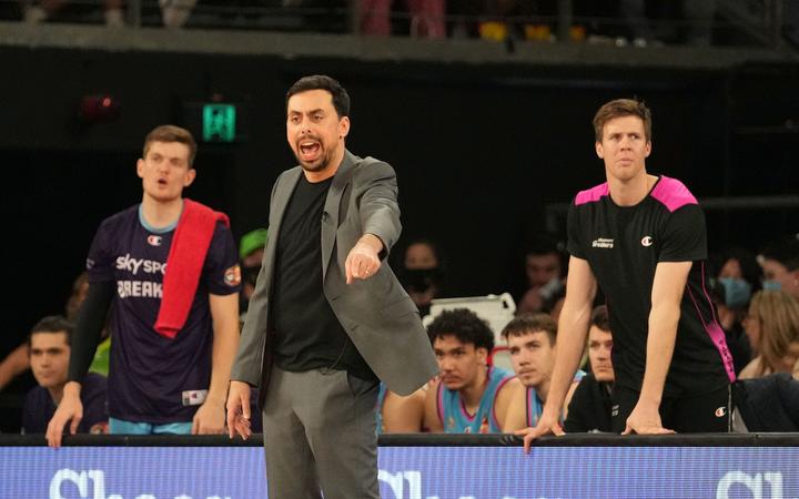 Breakers coach quits after tough season