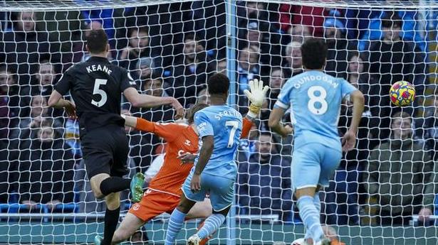 City sweeps past injury-hit Everton