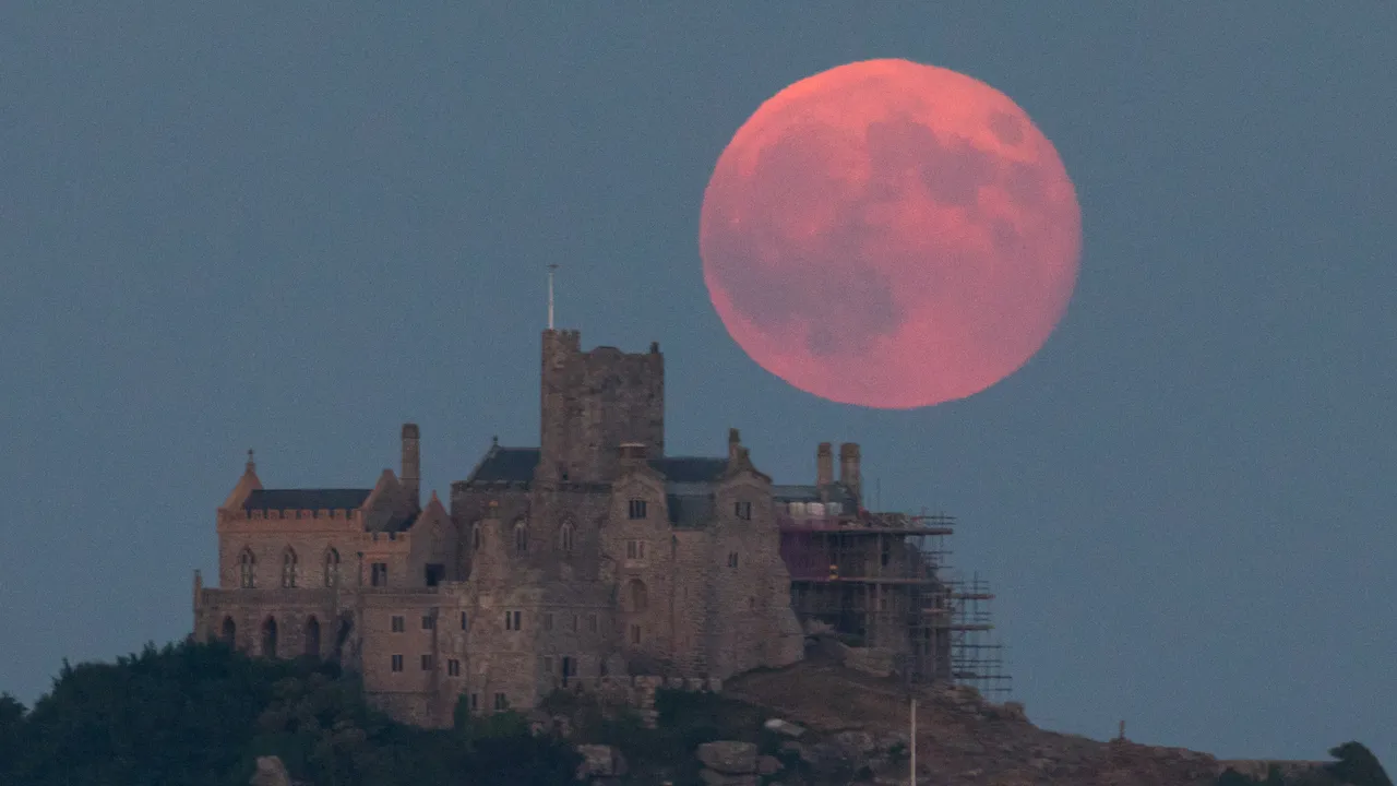 Forget the Super Blood Moon—We’re About to Get a Literal Strawberry Moon