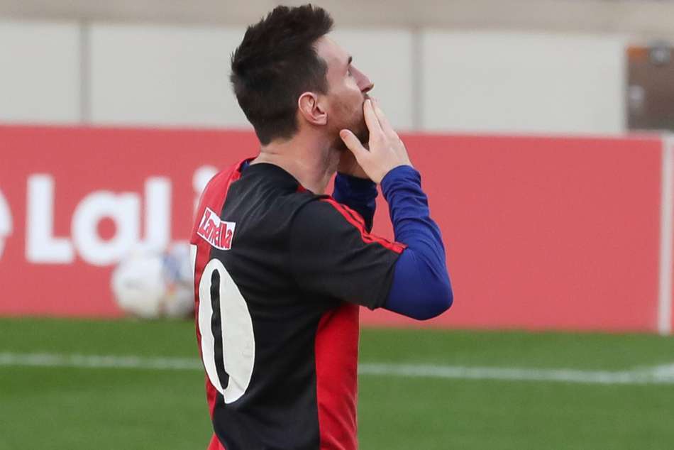 Messi urged to honour Maradona by leaving Barca for Napoli
