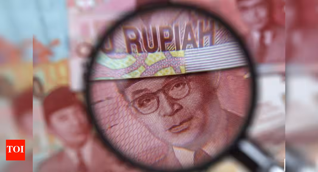 Singapore to stop printing S$1,000 banknotes from next year - Times of India