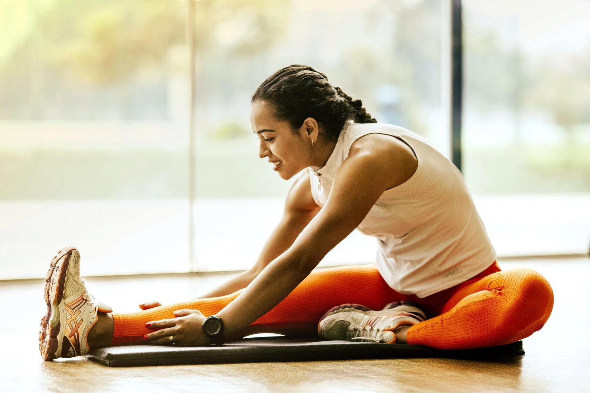How to Do a Single Leg Stretch in Pilates: Tips, Technique, Correct Form, Benefits and Common Mistakes