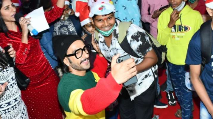 Ranveer Singh spreads Christmas cheer with kids by showing them 83, see pics