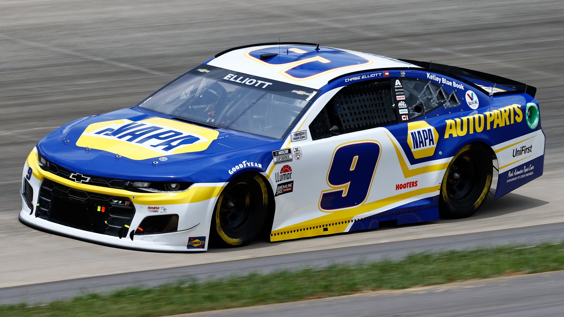 Chase Elliott disqualified after Nashville race for loose lug nuts on car