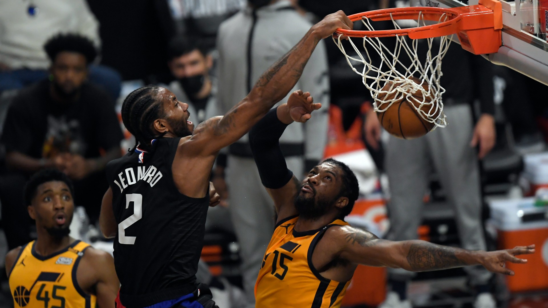 NBA Twitter reacts to Clippers' Kawhi Leonard viciously dunking on Jazz's Derrick Favors