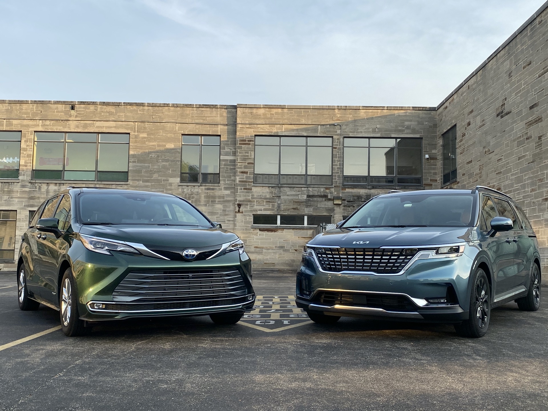 2022 Kia Carnival vs. 2021 Toyota Sienna: Compare Minivans