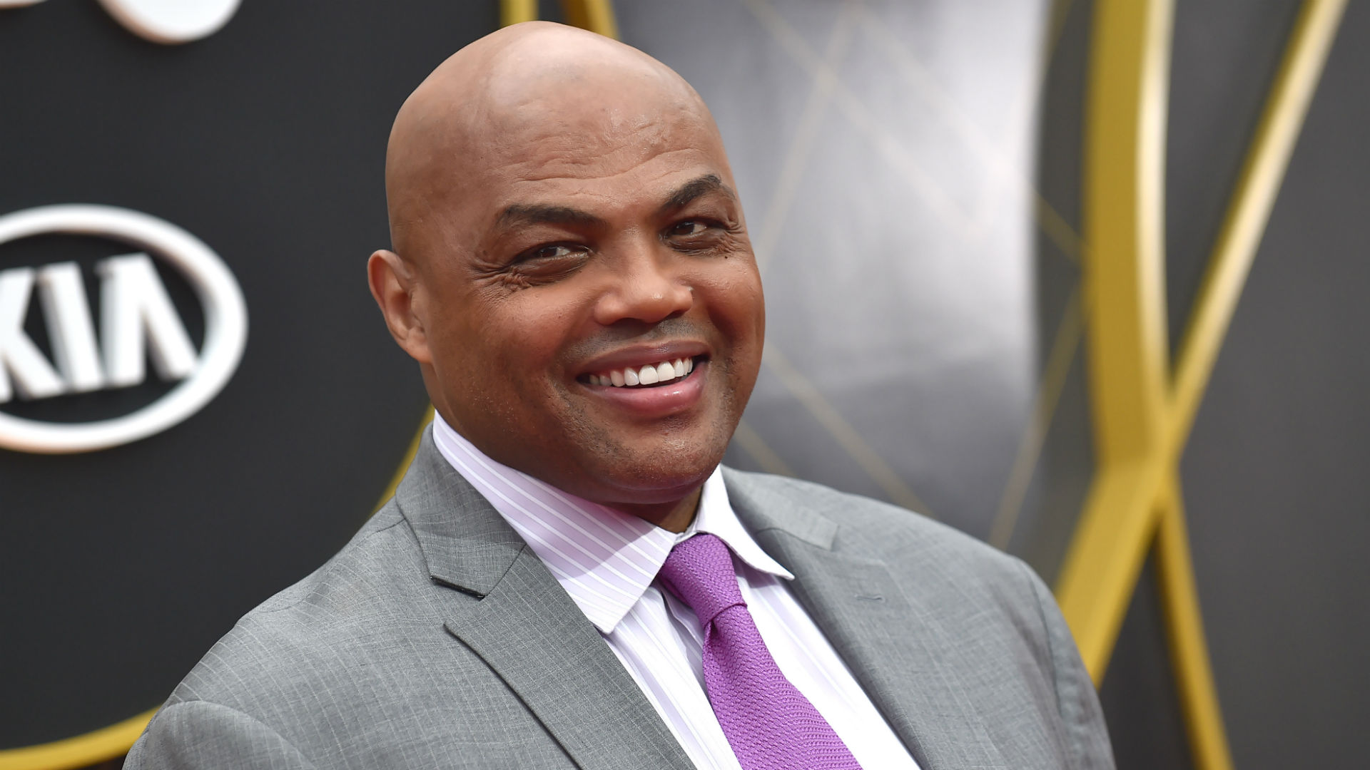 Charles Barkley loses wallet in Chipotle, thanks fan who returned it, gets roasted for still using wallet