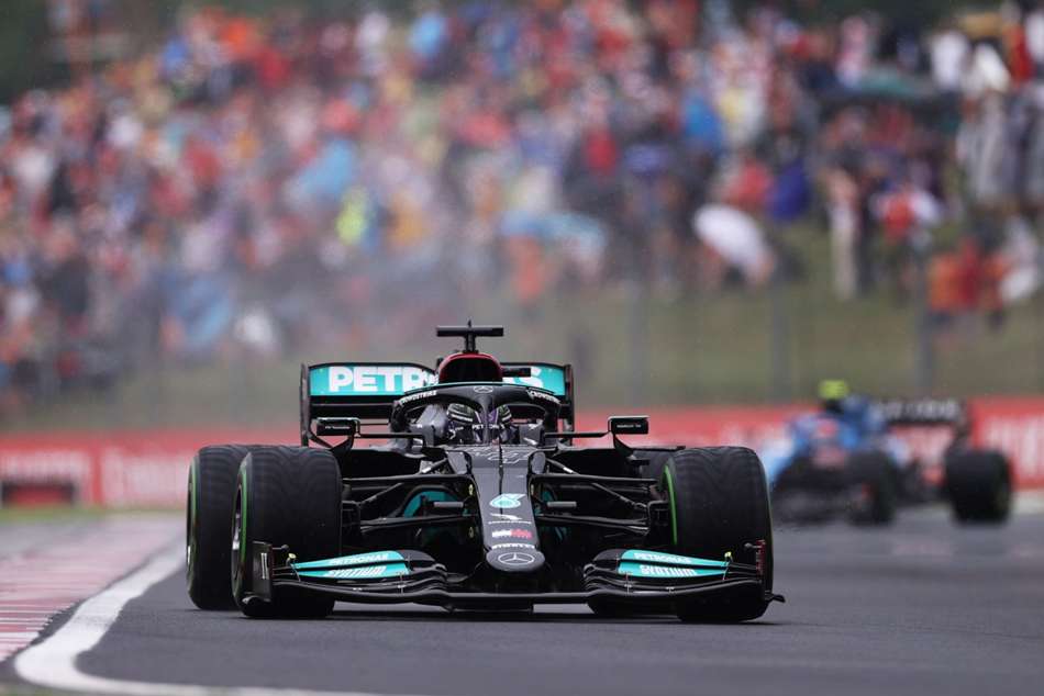 Hamilton recovers to take third as Verstappen surrenders championship lead