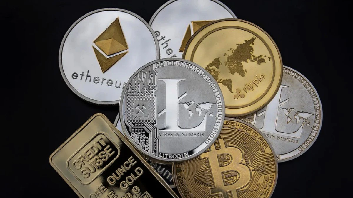 Bitcoin Price Hovers Around $22,000 as Most Altcoins See Prices Fall