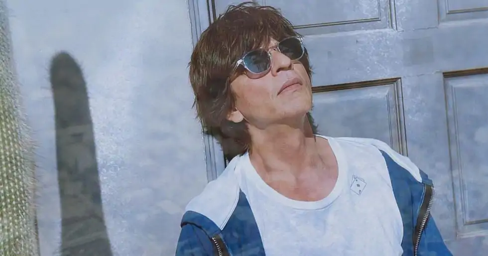 Shah Rukh Khan meets the author of Desperately Seeking Shah Rukh, gives her a note
