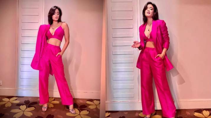 Khatron Ke Khiladi 11: Shweta Tiwari looks hotshot boss lady in pink pantsuit, fans go gaga about her abs