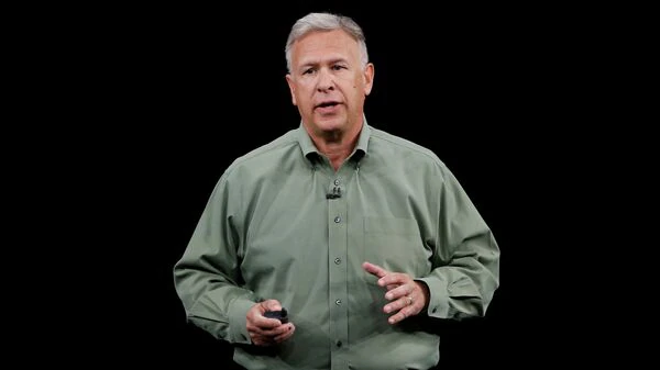 Apple executive deletes Twitter account: Is there a war brewing?