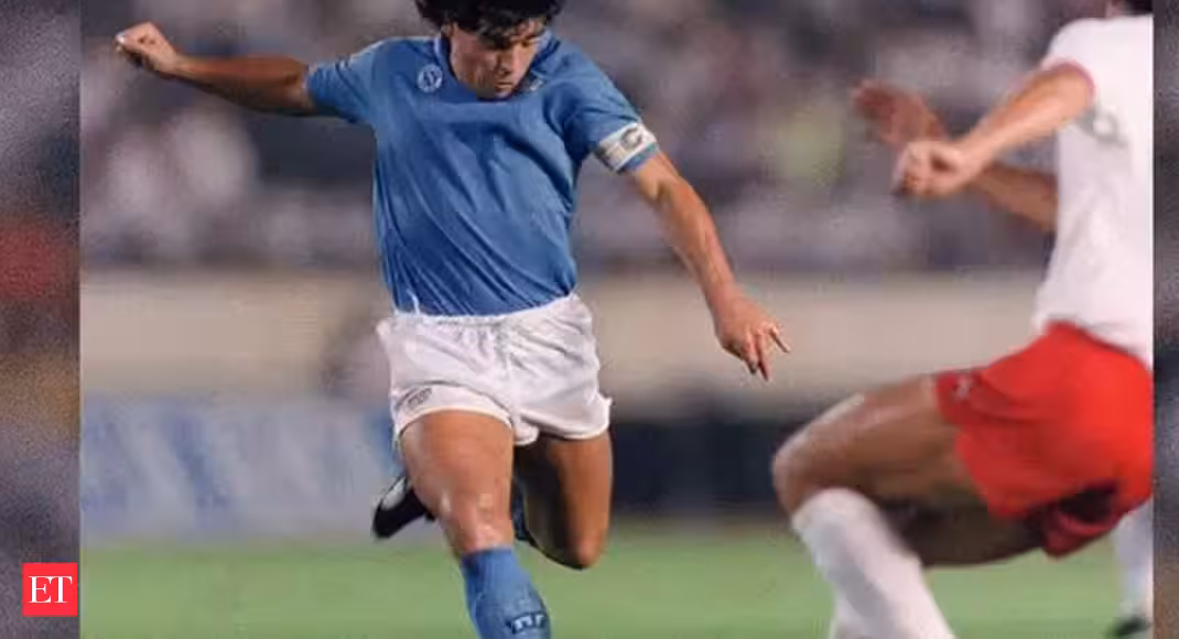 Football enthusiasts pay homage to Maradona in Kolkata