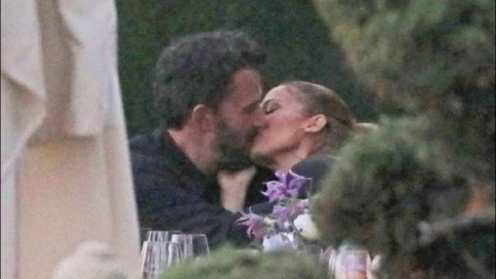 Ben Affleck, Jennifer Lopez rekindle romance. Seen their viral pic yet?