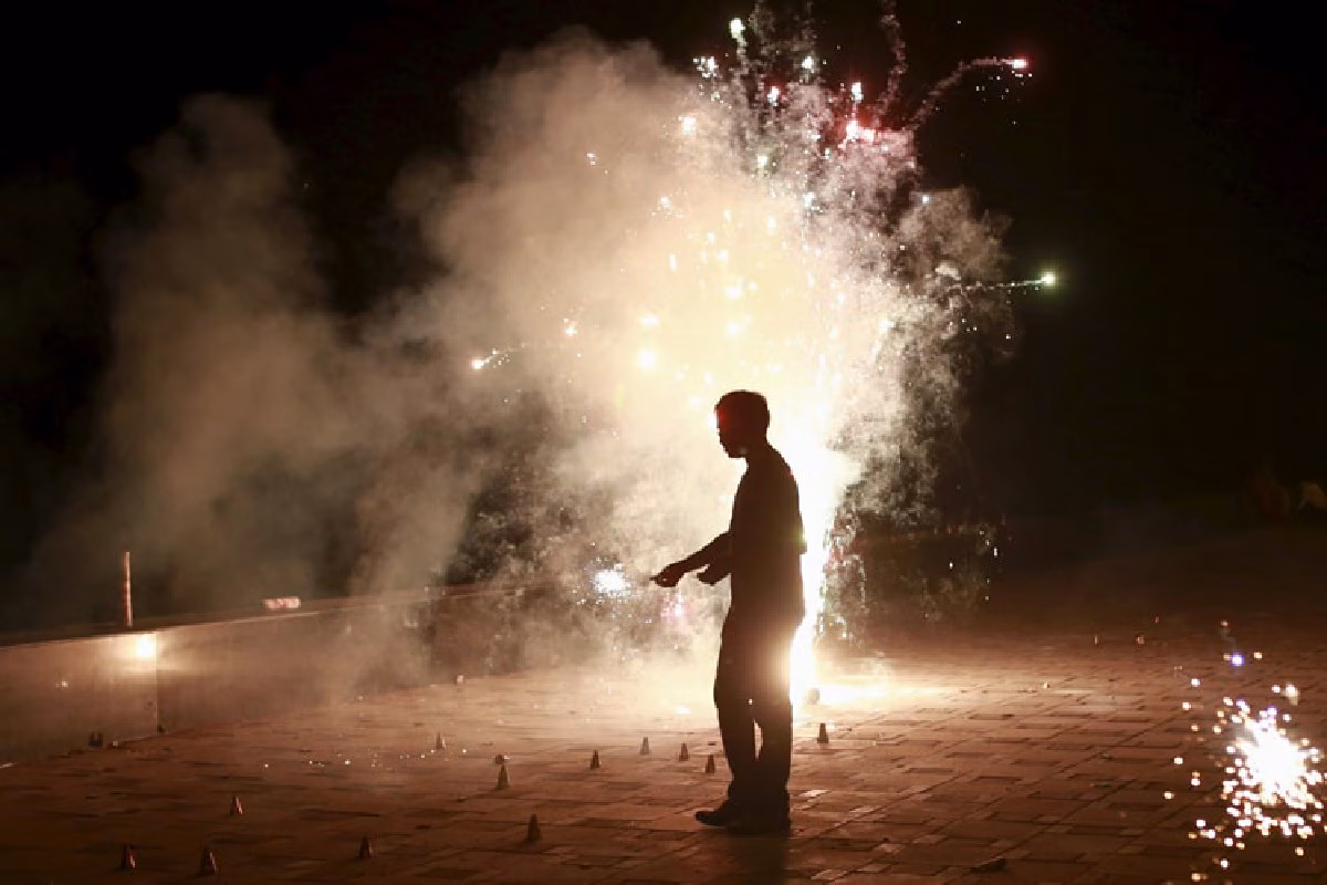 Diwali 2020: Safety Precautions to Follow While Burning Firecrackers to Have a Happy and Healthy Festival