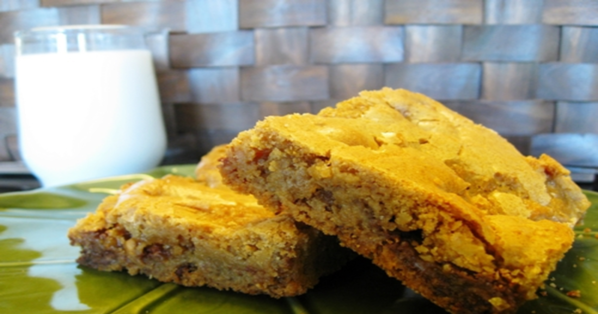 Use Leftover Halloween Candy To Make This Snickers Blondie Recipes