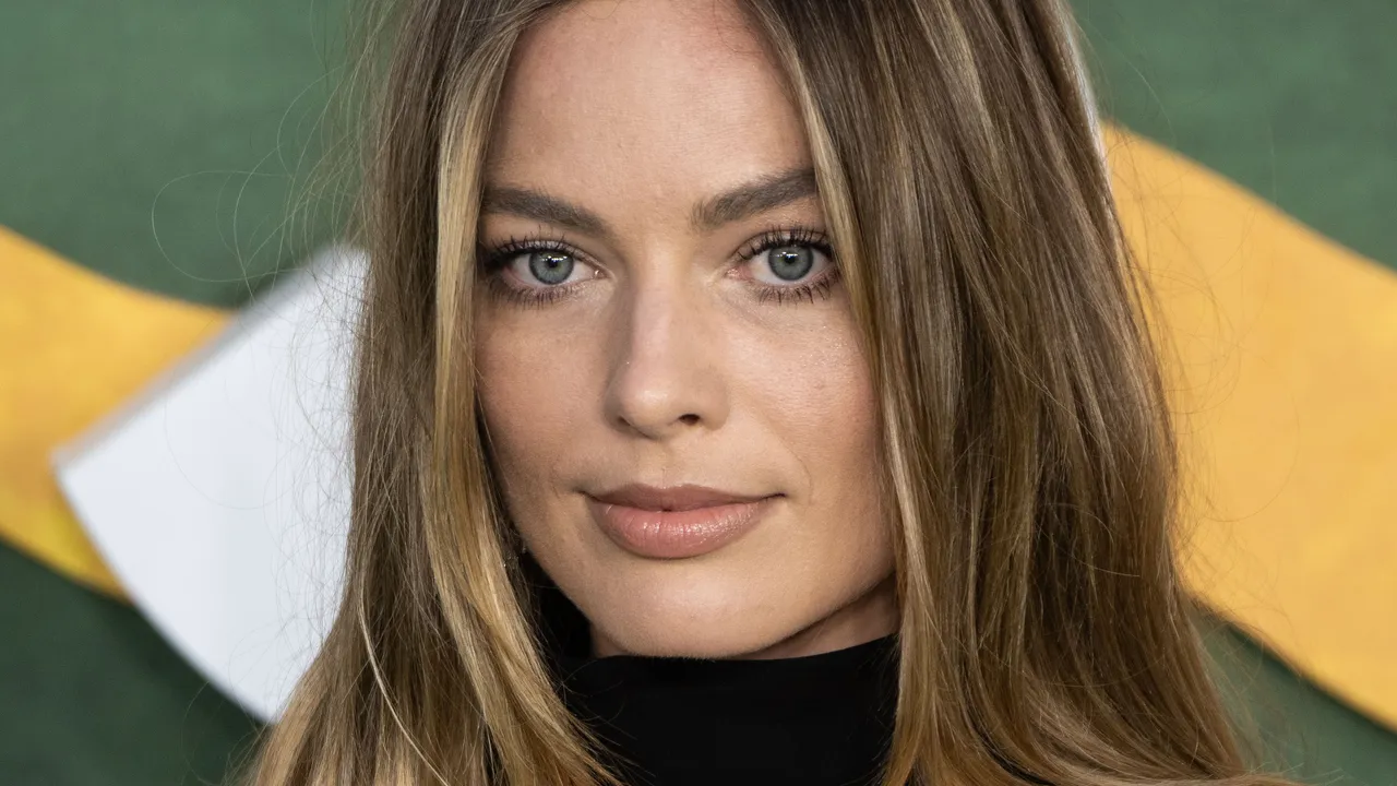 25 Of Margot Robbie’s Best Beauty Looks