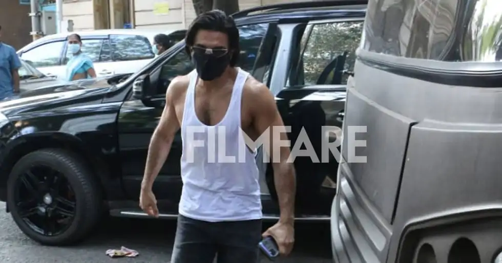 Photos: Ranveer Singh flaunts his beefed up look yet again