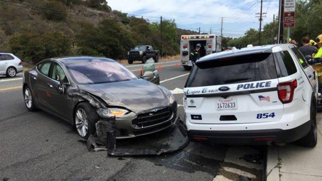 Tesla Autopilot upgraded to slow down when it detects emergency lights