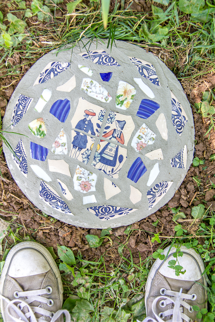Concrete Stepping Stone DIY For Your Garden