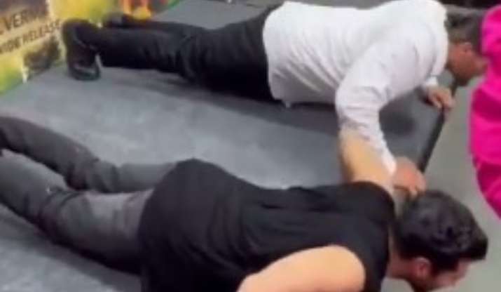 Aditya Roy Kapur takes push up challenge with The Great Khali. Know who won | WATCH