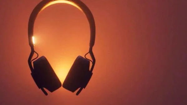 These self-charging headphones uses solar cells to keep music blaring