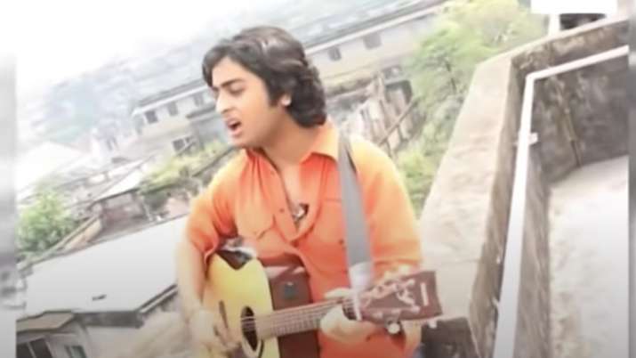 Teenage Arijit Singh singing ‘Mitwa’ sitting on his terrace is the best thing on internet today | WATCH