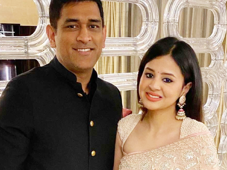 धोनी-साक्षी की मैरिज एनिवर्सरी: भारत के पूर्व कप्तान ने पत्नी को तोहफे में विंटेज कार दी, साक्षी ने फोटो शेयर 