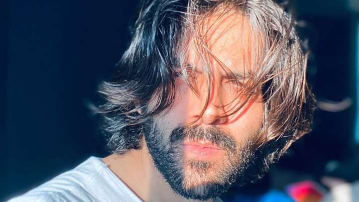 Kartik Aaryan lets his ‘eyes do the talking’ in new selfie
