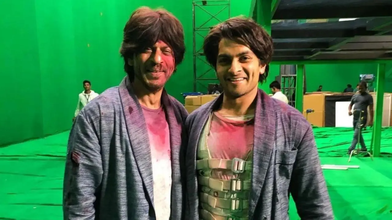 Shah Rukh Khan`s picture from `Brahmastra` sets with his stunt double goes viral