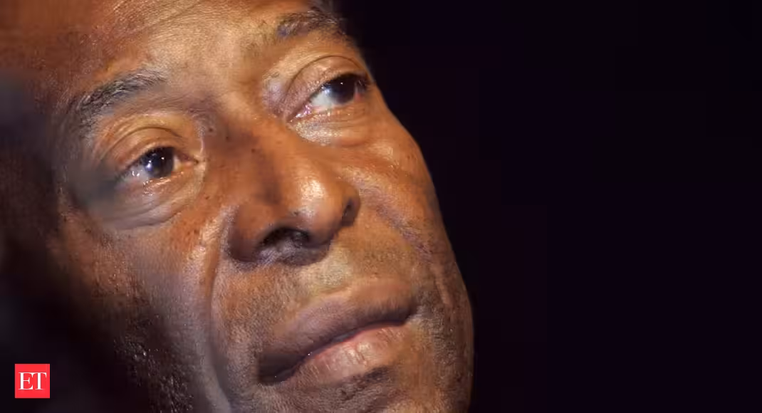 Pele in 'stable' condition after respiratory problems, hospital says