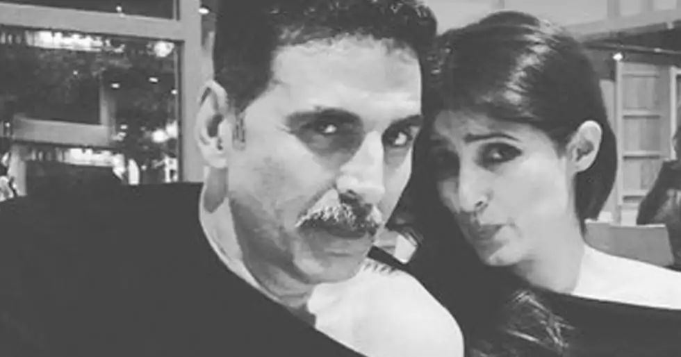Akshay Kumar and Twinkle Khanna show you how to twin a cold-shoulder top
