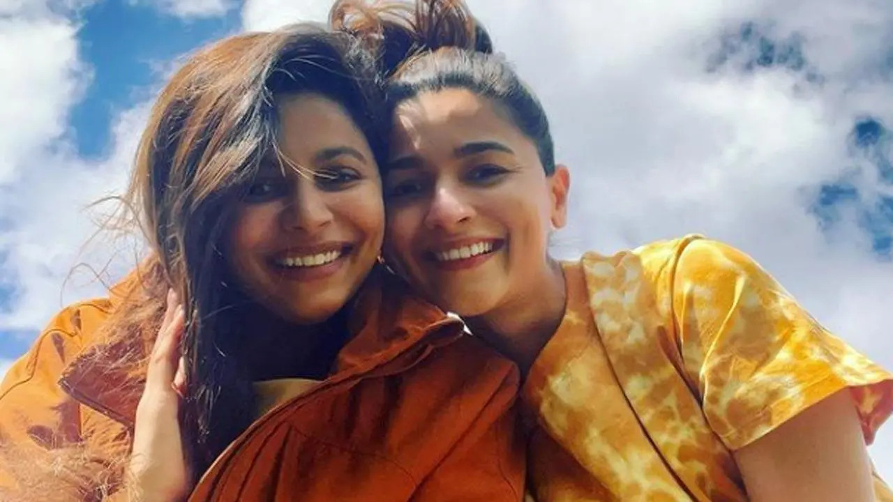 `Mama` Alia Bhatt poses with sister Shaheen for a sunkissed picture