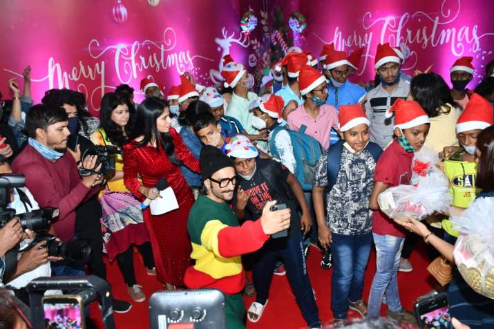India Tv - Ranveer Singh celebrates Christmas with kids India Tv - Ranveer Singh celebrates Christmas with kids