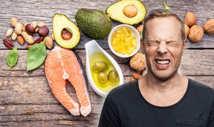 Vitamin B12 deficiency: Facial pain or jaundice are two signs found on the face